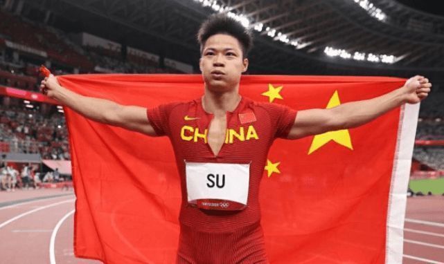 第78分钟，特纳送礼，加纳乔抢断后助攻，拉什福德推远角得手！
